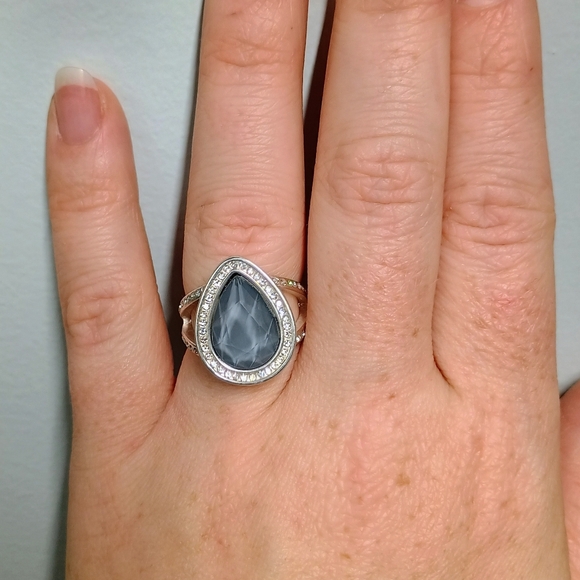 Elegant Silver and Black Teardrop Ring - Picture 2 of 3
